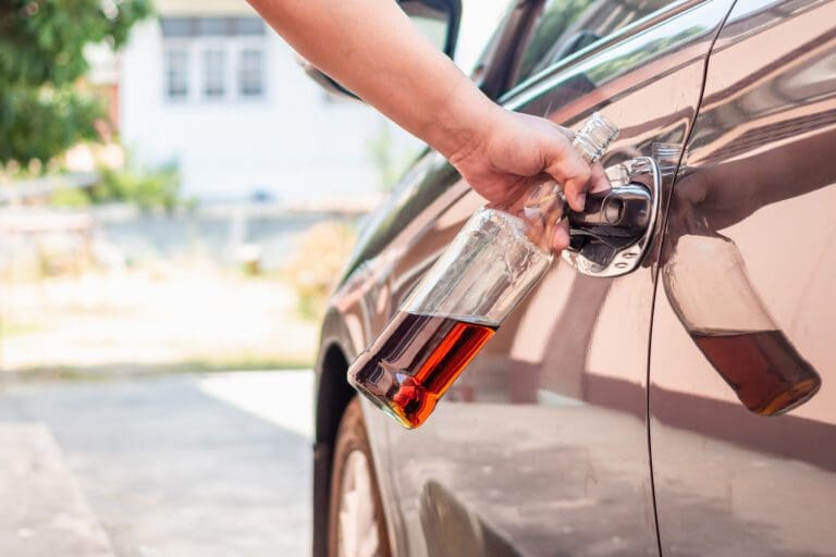 奇葩！女子求陌生人幫忙「吹氣解鎖」汽車！警方到場一測，她體內酒精含量竟超標四倍