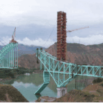 中國一座在建橋樑坍塌墜入黃河，已致至少12人死亡