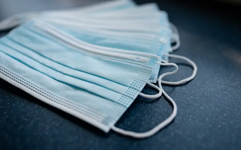 新冠時救命的口罩竟成毒物來源?研究警告:廢棄口罩正釋放有毒化學物! 新冠時救命的口罩竟成毒物來源?研究警告:廢棄口罩正釋放有毒化學物!