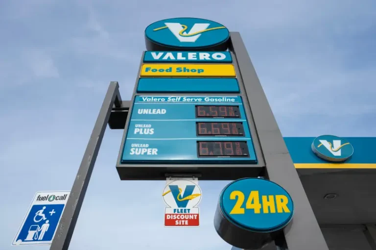 加州油價恐飆破8美元！兩大煉油廠明年關閉，州議員：受到衝擊的還不只是油價……