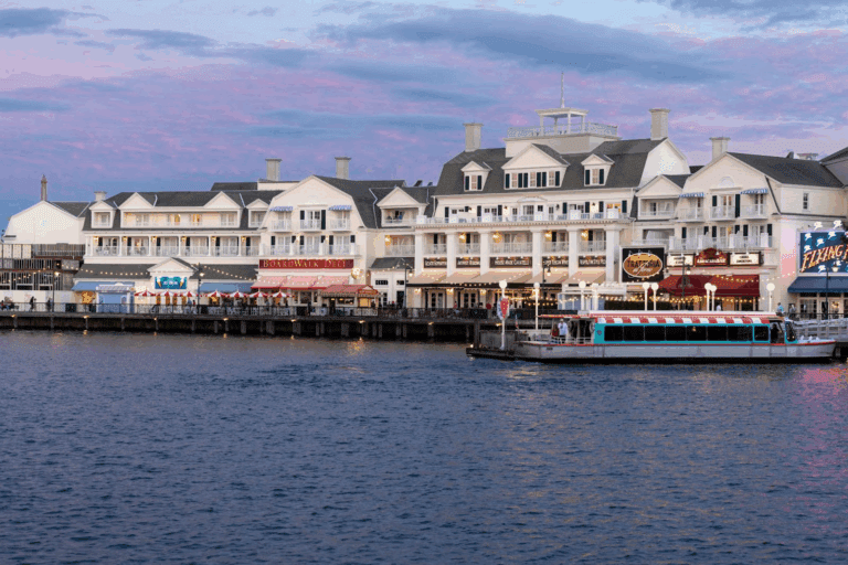 小偷游泳上下班？迪士尼餐廳遭離奇搶劫，嫌犯被指游泳遁走