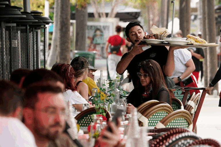 特朗普小費免稅政策細則出爐：自動服務費不算，且需W-2報備