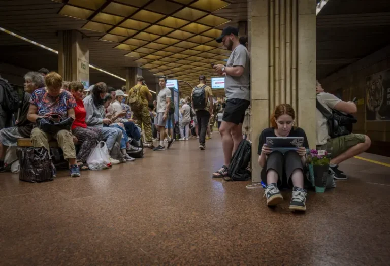 俄羅斯無人機襲擊基輔，學童被迫躲避地鐵，學年開學受阻