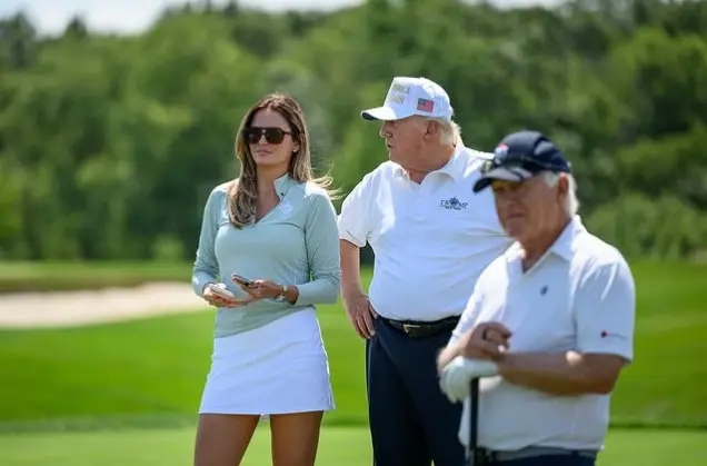 特朗普合影引爆網絡！總統助理憑藉高爾夫球照再成社媒焦點