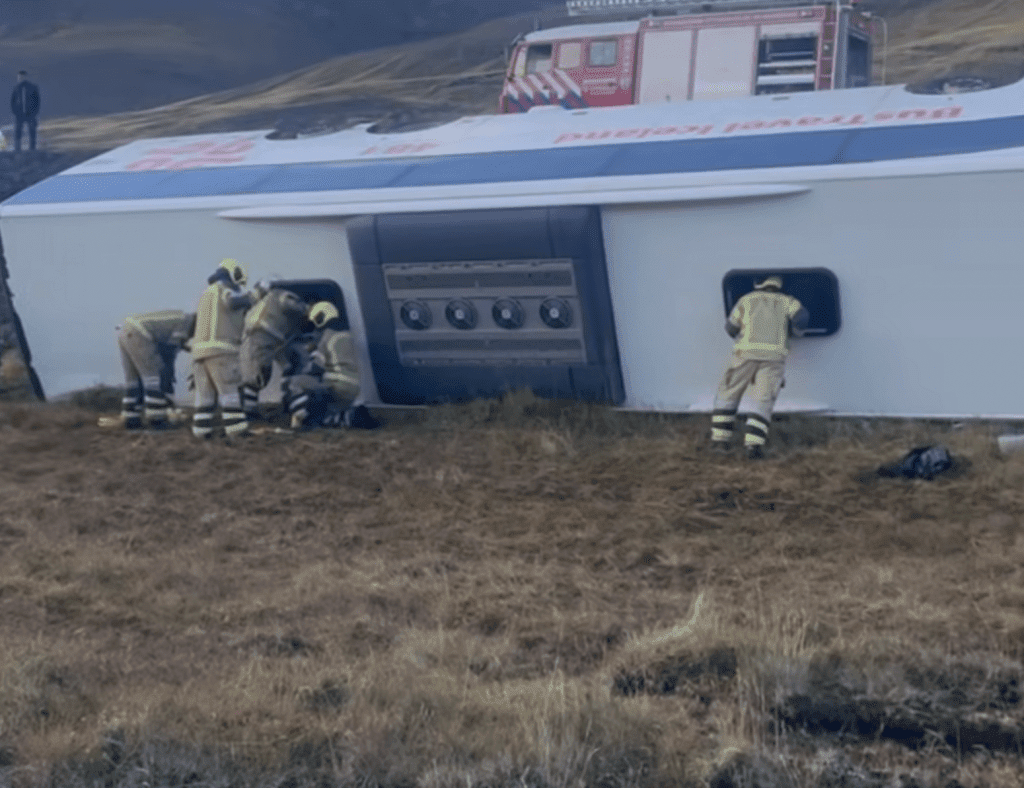 冰島旅遊巴翻側:載有多名中國遊客,十餘人受傷!