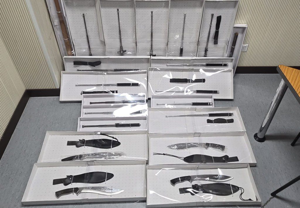 天水圍村屋驚現武器庫!警拘捕男女,檢獲開山刀及伸縮棍