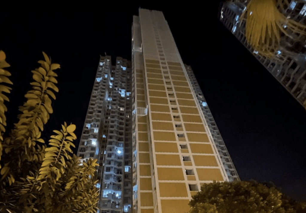 葵涌邨驚傳持刀脅持事件,警員到場調查證實虛驚一場