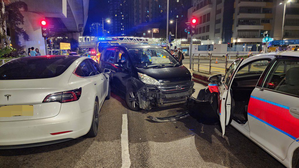 沙田插桅杆街四車連環相撞,七人車疑跣胎撼警車!