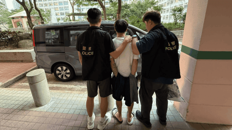 將軍澳警破毒品案！29歲男私家車藏11萬毒品及伸縮棍被捕