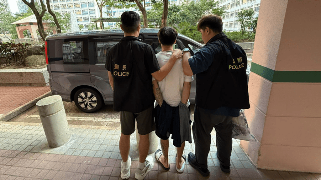 將軍澳警破毒品案!29歲男私家車藏11萬毒品及伸縮棍被捕