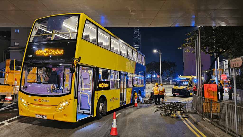 灣仔城巴意外:撞路面工程發電機,工人遭殃受傷