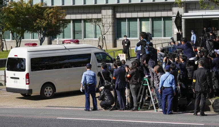 安倍晉三刺殺案開審：槍手當庭認罪，辯護策略卻出乎意料