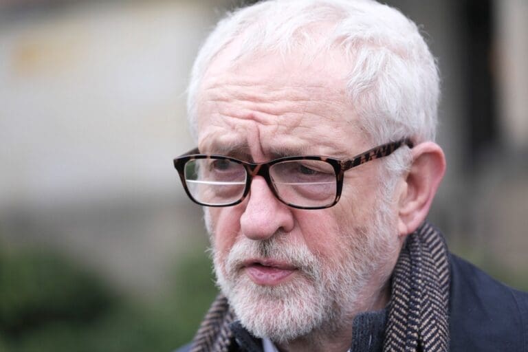 英國議員科爾賓驚喜跨界，倫敦變裝啞劇角色成謎