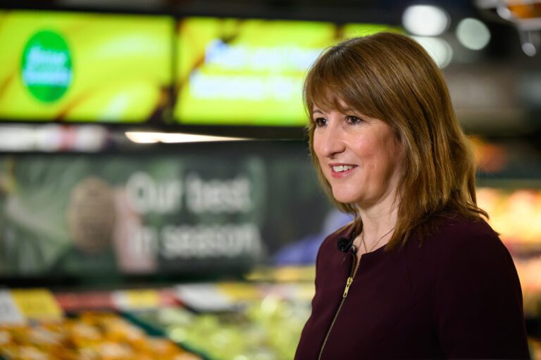 英國女財相預算前夕罕見發聲：厭倦了「男人說教」