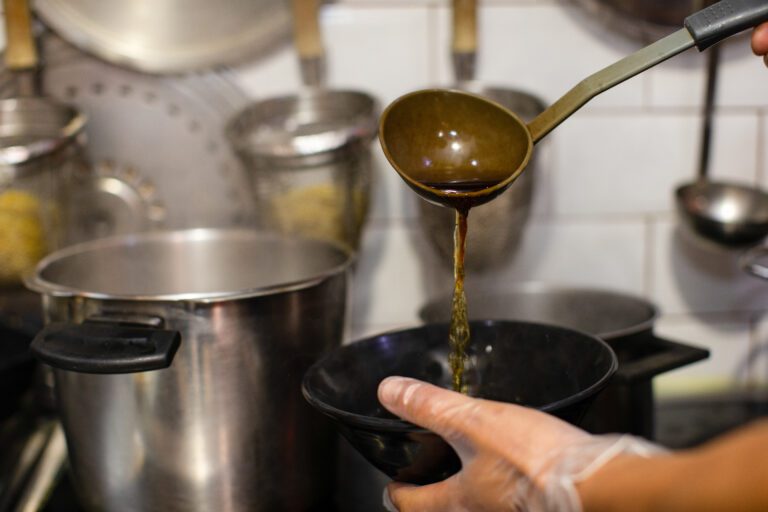 日本拉麵師傅遇熊襲，柔道一摔退敵後竟滿臉血繼續備料