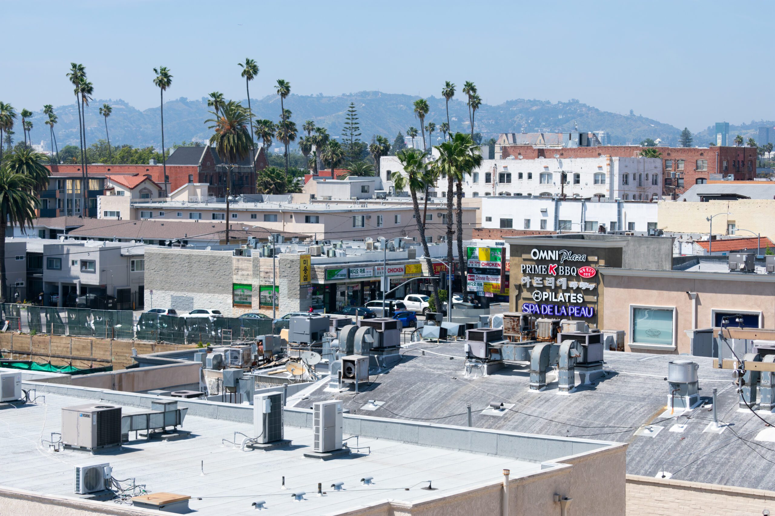 洛杉磯韓國城槍聲大作,警方竟對持玻璃自殘男子開火 洛杉磯韓國城槍聲大作,警方竟對持玻璃自殘男子開火
