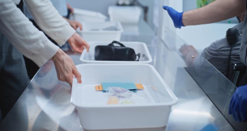 旅行專家警告!機場安檢時手機千萬別直接放入TSA容器裡,因為⋯⋯ 旅行專家警告!機場安檢時手機千萬別直接放入TSA容器裡,因為⋯⋯