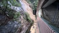黑雨｜青山公路嘉翠園冧山泥 堵400米範圍阻停車場