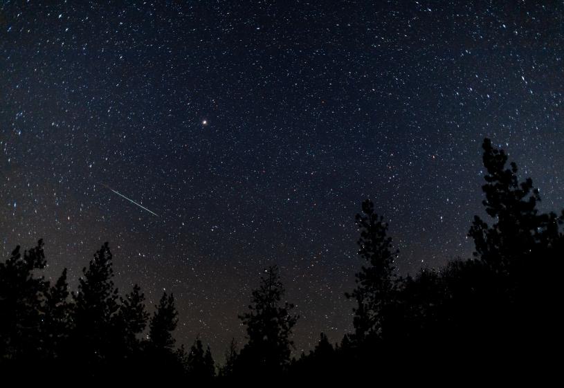 今晚夜空有驚喜!兩場流星雨同時達到高峰,專家稱可見到壯觀的「慢速火球」