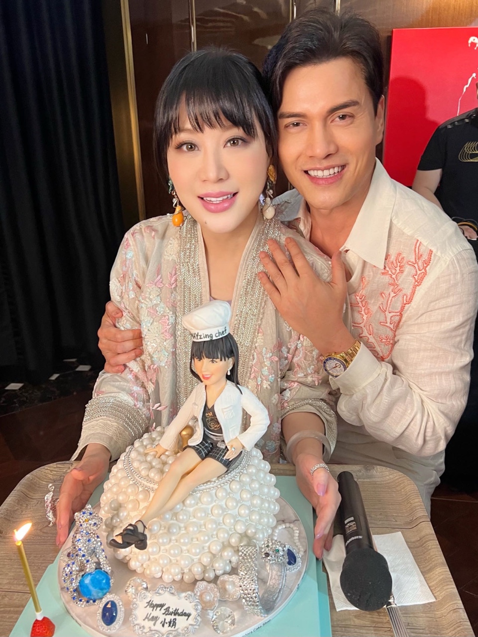 呂良偉52歲愛妻換髮型瞬間回春年輕10年！ 住山頂千呎豪宅生活富貴