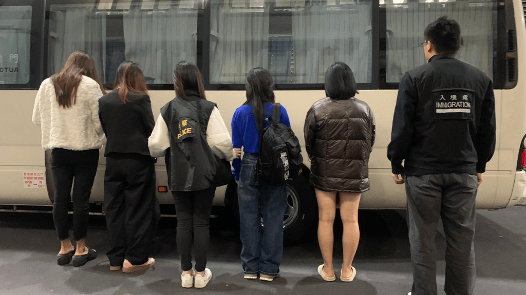 灣仔掃黃:警方聯手入境處拘捕7名內地女子 灣仔掃黃:警方聯手入境處拘捕7名內地女子