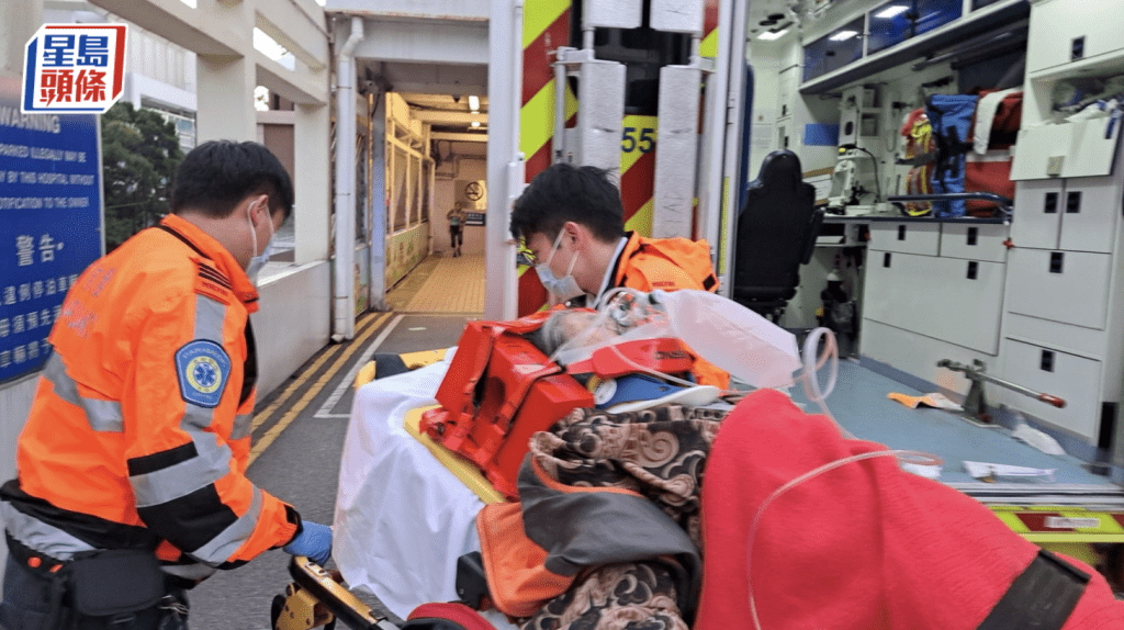 觀塘老婦疑遭倒車撞倒,昏迷送院搶救! 觀塘老婦疑遭倒車撞倒,昏迷送院搶救!