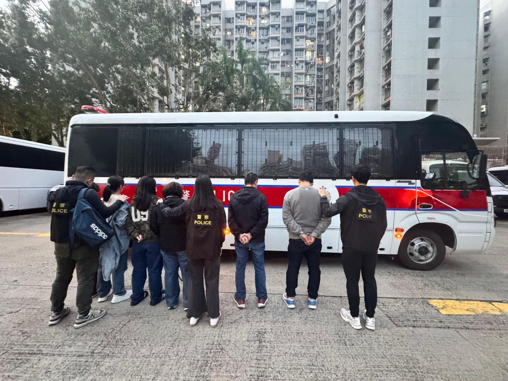 深水埗北河街搗破非法麻雀賭檔,女主持及六名賭客被捕! 深水埗北河街搗破非法麻雀賭檔,女主持及六名賭客被捕!