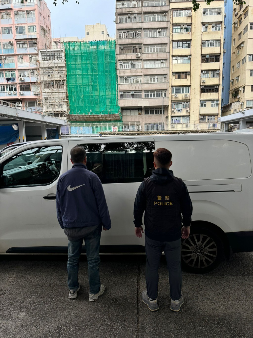 旺角掃黃:警搗破快富街賣淫場所,拘捕50歲男主持 旺角掃黃:警搗破快富街賣淫場所,拘捕50歲男主持