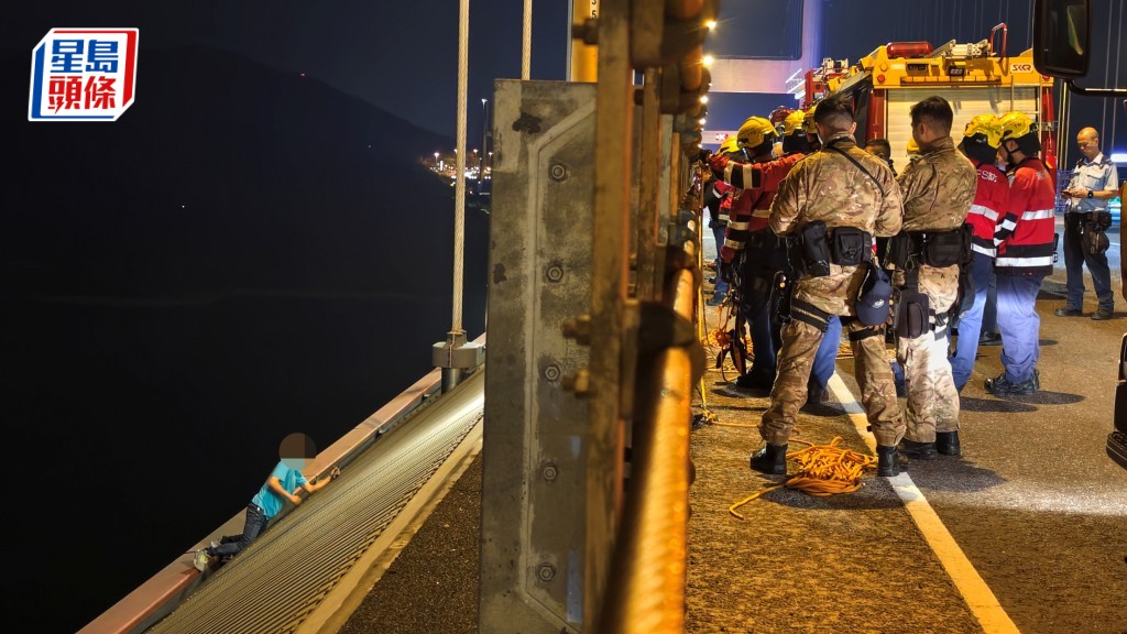 青馬大橋驚魂:的士乘客跳車後危坐橋邊,警消緊急救援! 青馬大橋驚魂:的士乘客跳車後危坐橋邊,警消緊急救援!
