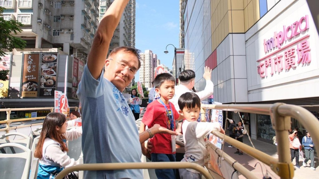 田北辰議員化身「湊孫公」!輕鐵開篷巴士遊,共享爺孫天倫樂 田北辰議員化身「湊孫公」!輕鐵開篷巴士遊,共享爺孫天倫樂