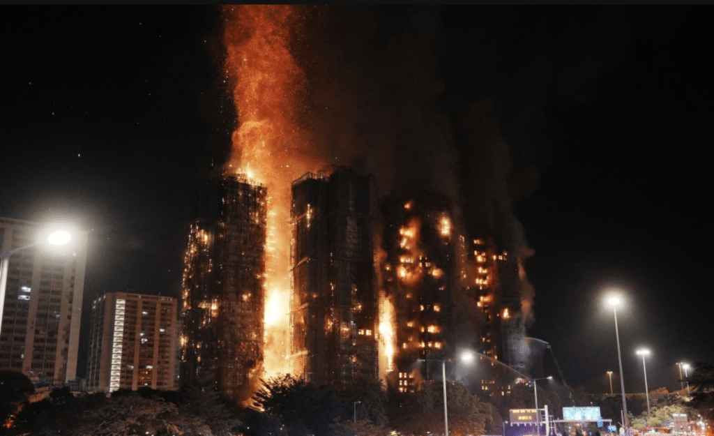 大埔宏福苑致命火災:發泡膠窗板成疑,警方展開刑事調查 大埔宏福苑致命火災:發泡膠窗板成疑,警方展開刑事調查