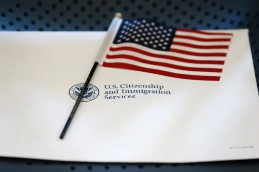 美國移民申請費2026年起調漲!庇護、工卡、臨時保護身分皆受影響 美國移民申請費2026年起調漲!庇護、工卡、臨時保護身分皆受影響