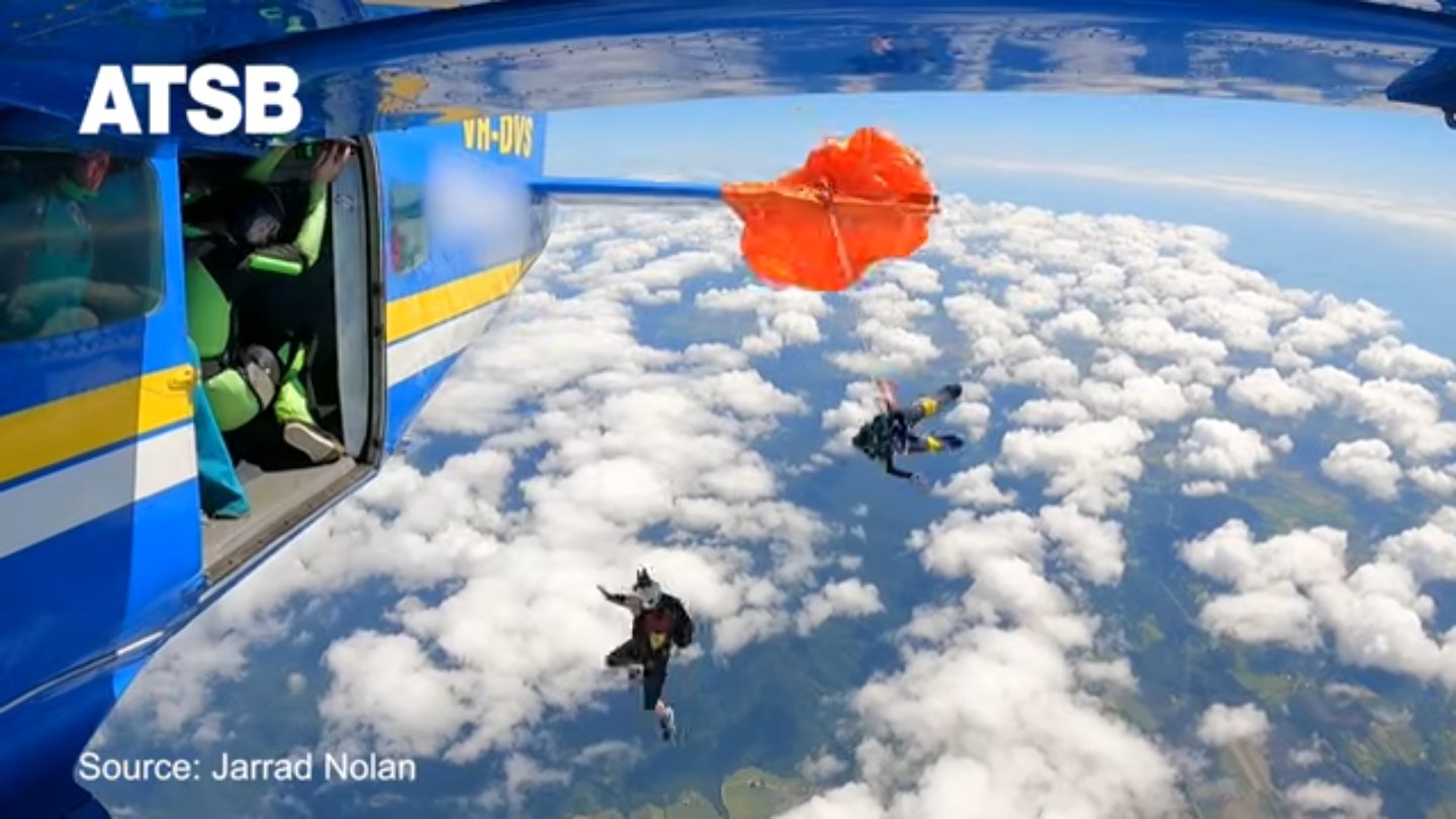 跳傘驚險意外:澳洲跳傘者儲備傘掛機尾空中掙扎 跳傘驚險意外:澳洲跳傘者儲備傘掛機尾空中掙扎