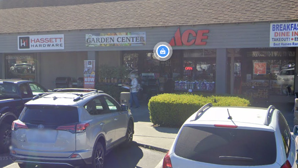 紅木城五金連鎖店遭車撞入起火 事發影片曝光 紅木城五金連鎖店遭車撞入起火 事發影片曝光