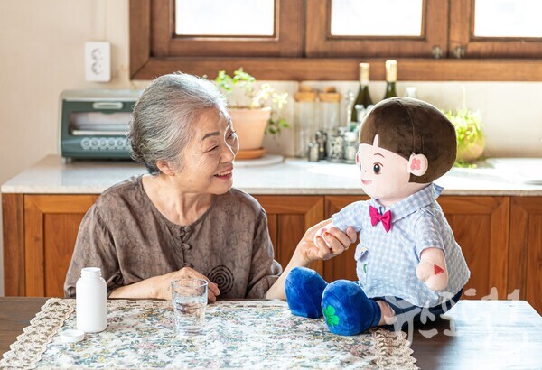 韓國AI娃娃陪伴獨居長者,溫馨背後竟暗藏安全隱憂 韓國AI娃娃陪伴獨居長者,溫馨背後竟暗藏安全隱憂