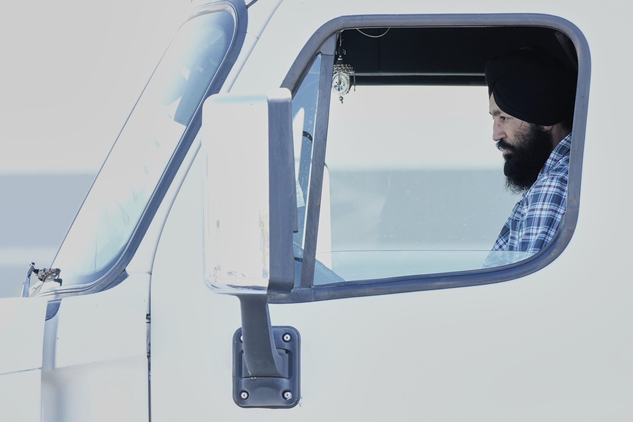 1.7萬名商業貨櫃車司機被註銷駕照　加州僅重審特定身分個案｜細說燊語