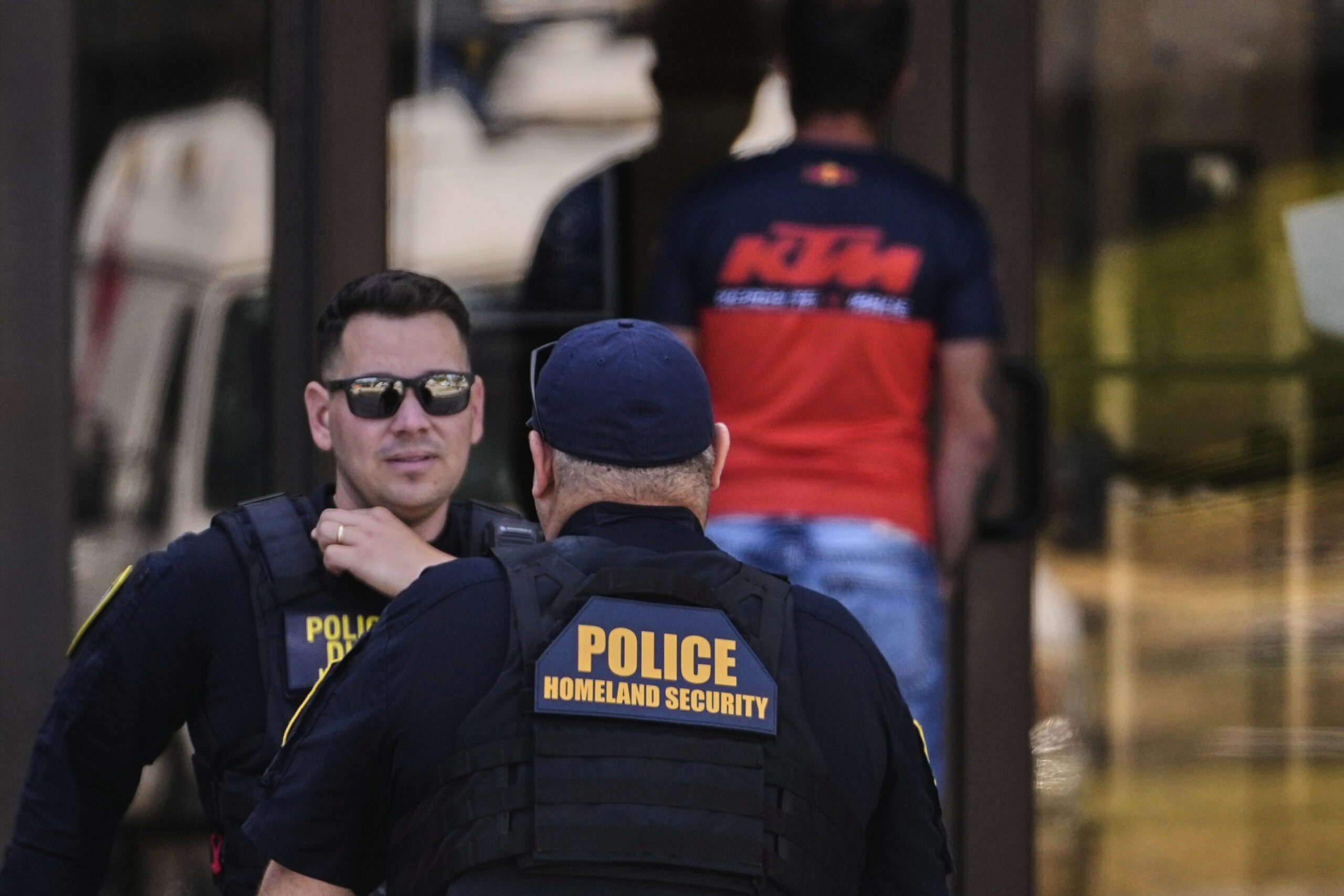 男女反鎖國土安全部探員於車內 竟直接開往警察局 男女反鎖國土安全部探員於車內 竟直接開往警察局