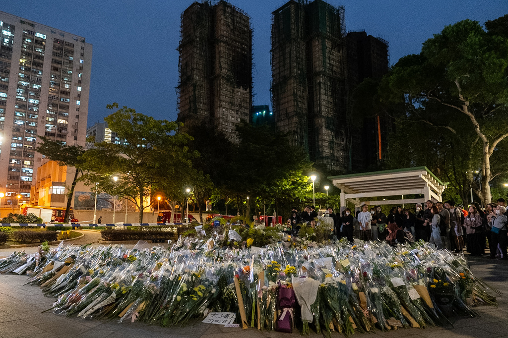 香港宏福苑大火死亡人數攀升至151人!警方以誤殺罪拘捕13人 香港宏福苑大火死亡人數攀升至151人!警方以誤殺罪拘捕13人