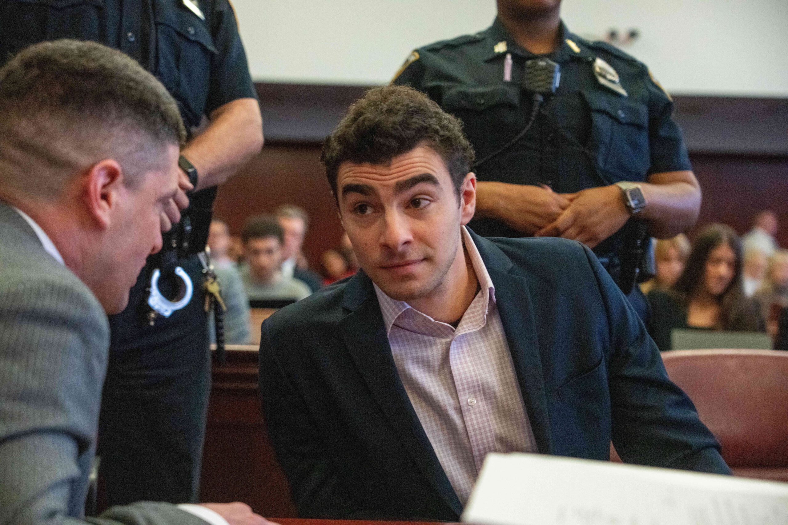 聯合醫療CEO命案嫌犯落網,警方竟因一個「三文治賭注」半信半疑? 聯合醫療CEO命案嫌犯落網,警方竟因一個「三文治賭注」半信半疑?