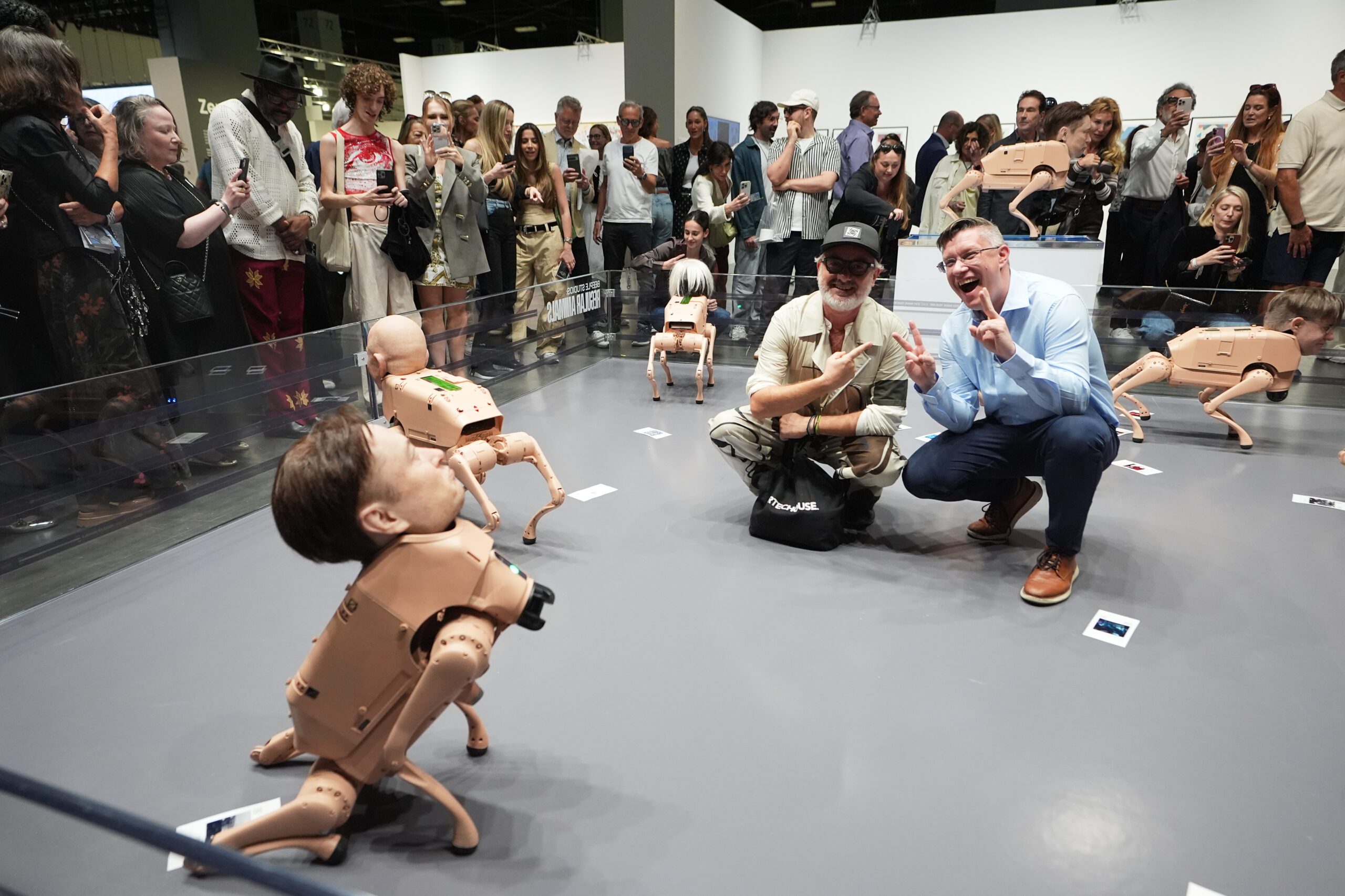 極嘔心藝術|馬斯克犬、朱克伯狗 被它們見到的都會被排泄為照片 極嘔心藝術|馬斯克犬、朱克伯狗 被它們見到的都會被排泄為照片