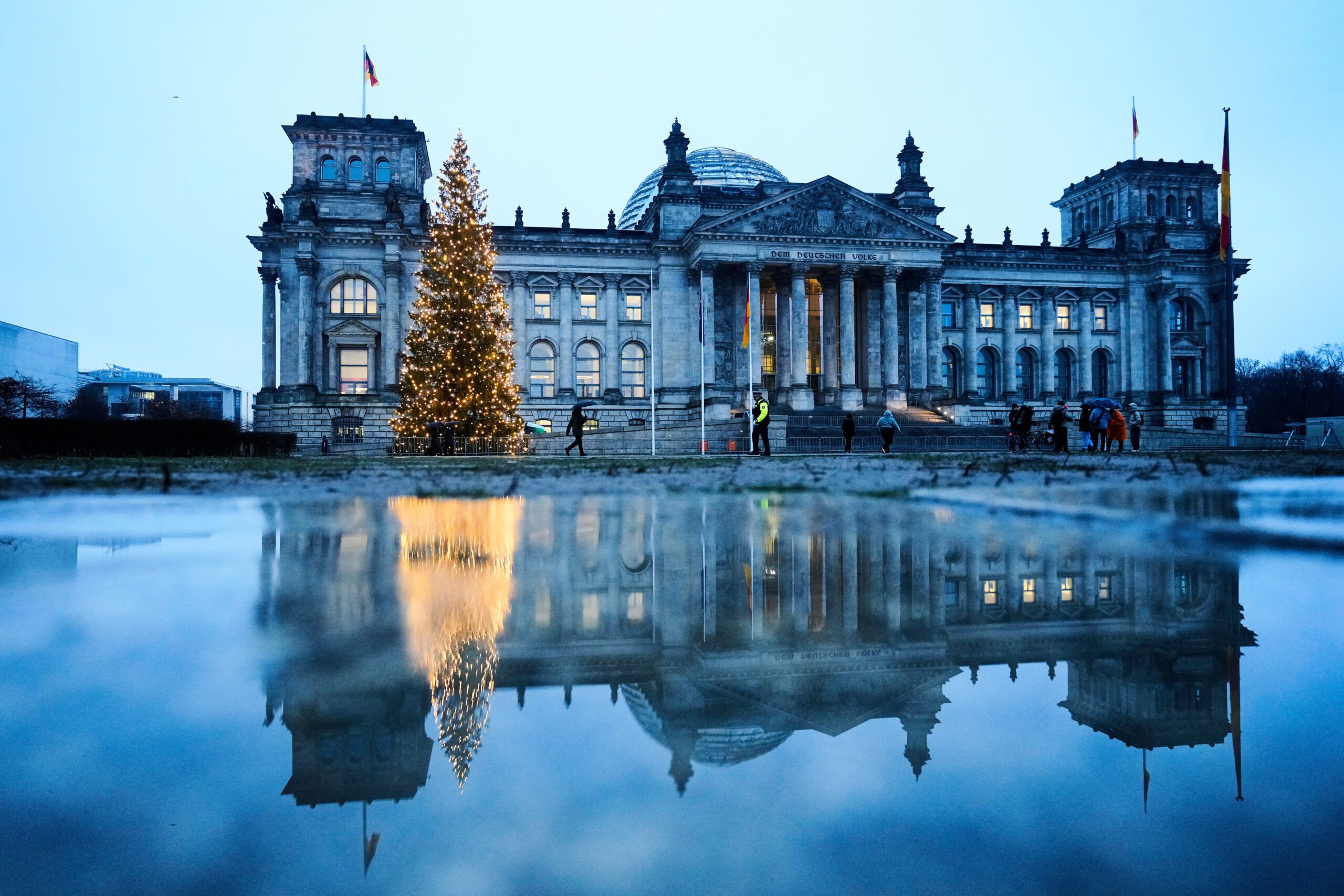 德國會大廈現納粹禮?極右翼議員面臨最高三年監禁 德國會大廈現納粹禮?極右翼議員面臨最高三年監禁