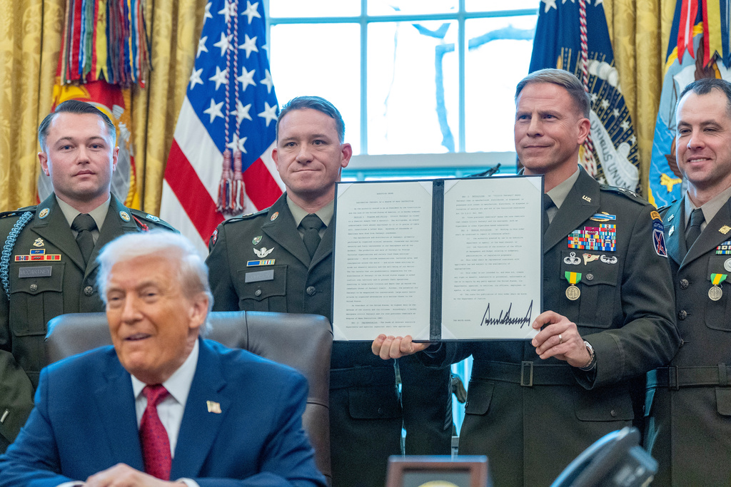 特朗普視芬太尼為「大殺傷力武器」 美軍獲授權打擊毒販 特朗普視芬太尼為「大殺傷力武器」 美軍獲授權打擊毒販