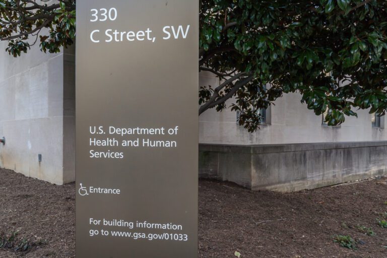 美國衛生部突砍數百萬撥款，兒科學會或因訴訟遭報復