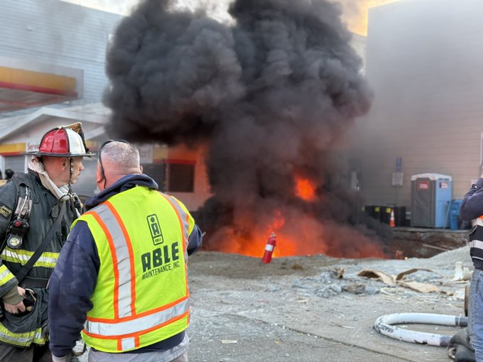 三藩市 Mission District 加油站起火,現場濃煙竄天 | 有片 三藩市 Mission District 加油站起火,現場濃煙竄天 | 有片