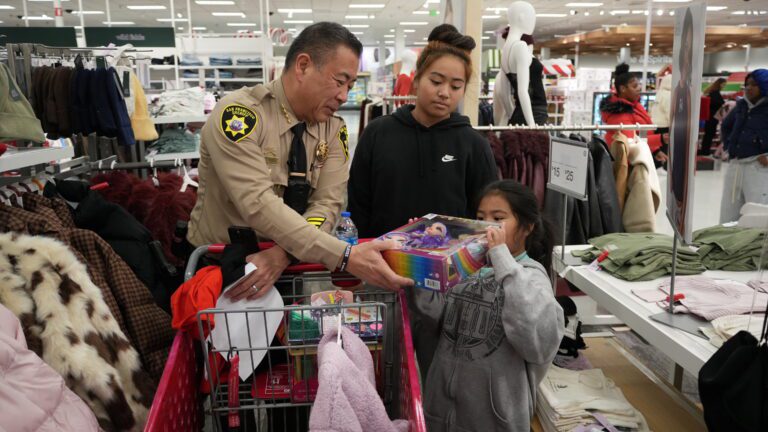 既出錢又出力  陪伴孩童選購禮物  溫暖弱勢家庭