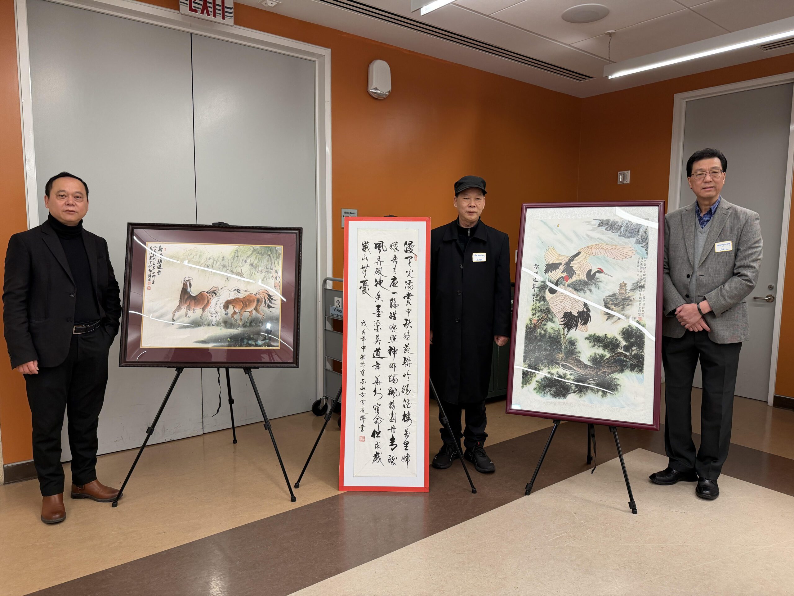 書畫比賽評委與他們的展出作品：左起鄭澤杰、古雪亮與梁國亮。記者蘇婕雅攝