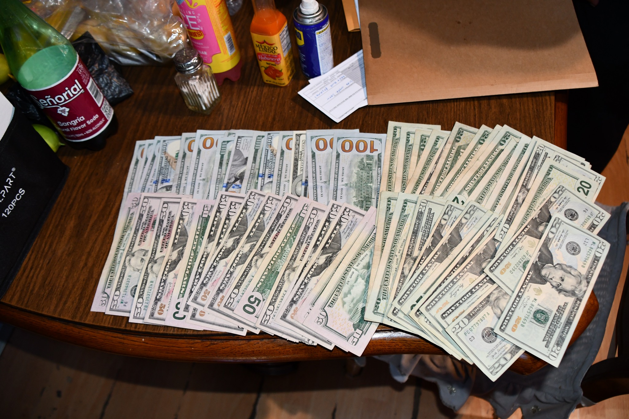 警方充公現金。聖他克拉縣警局