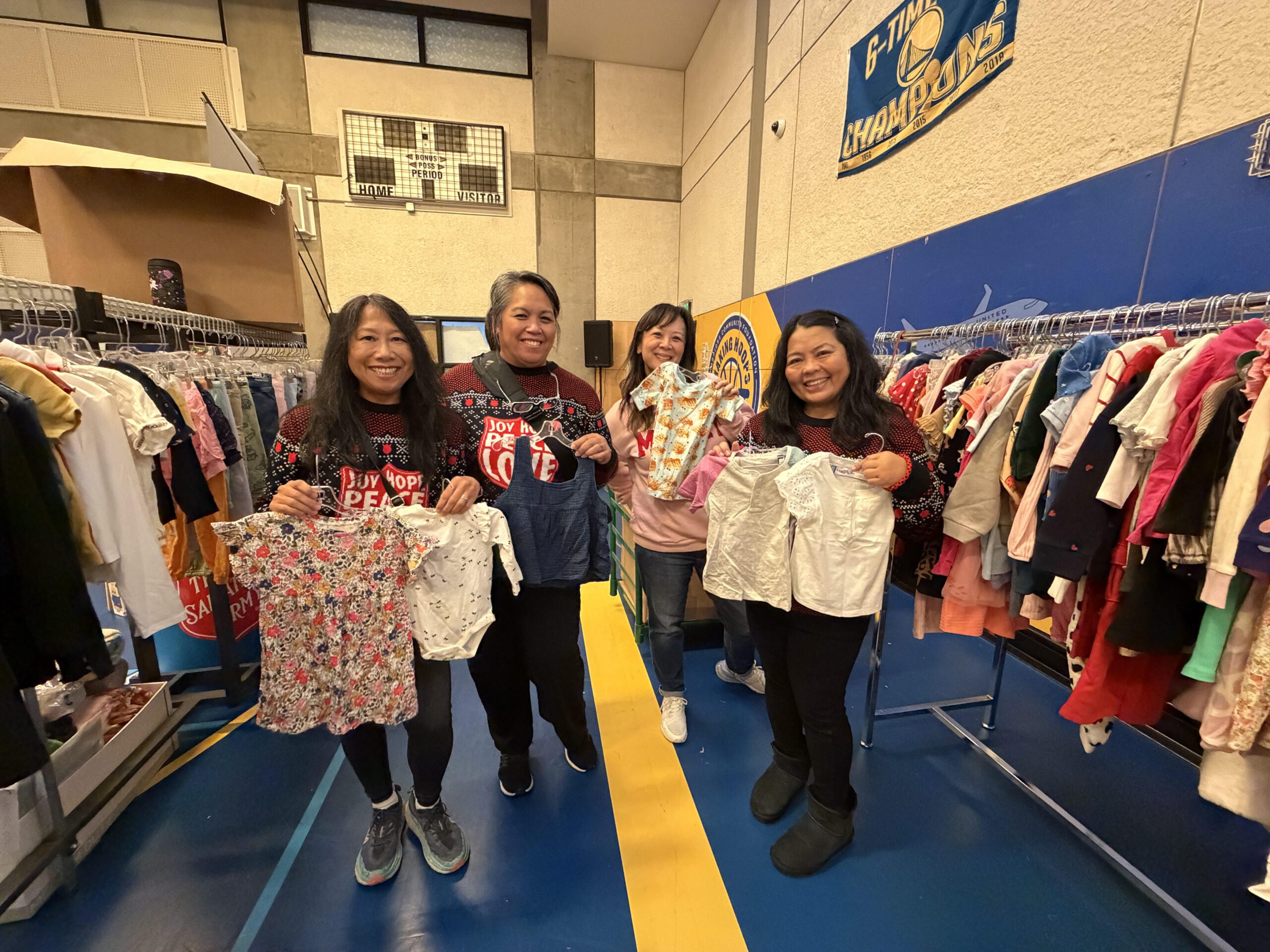 義工Annie（左一）和Maria（右一）參與救世軍「天使樹」計劃多年，協助整理與分類童裝，將節日服務視為回饋社區的家庭傳統。記者蘇婕雅攝