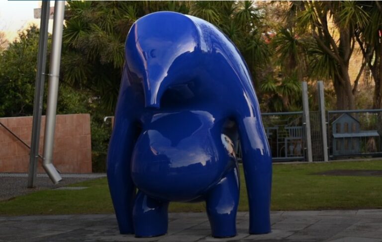 藍色雕塑遭貼眼睛 澳洲女子籌款抗辯引全球關注