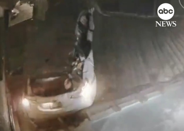 人車合一! 內華達州監視器拍下離奇一幕：汽車「起飛插水」直落民宅泳池，女司機奇蹟生還 | 有片